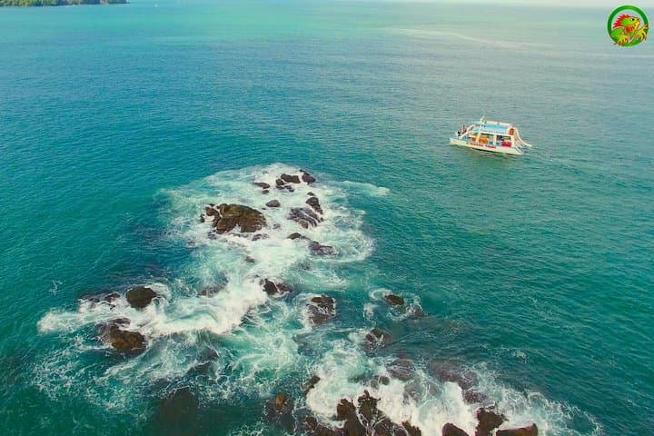 Iguanatours Catamaran Manuel Antonio
