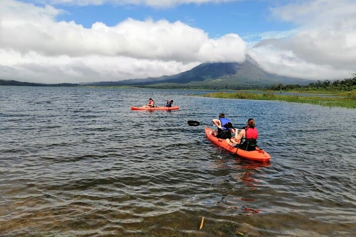 Full day Kayaking and animals, birds watching tour at Arenal lake from San Jose