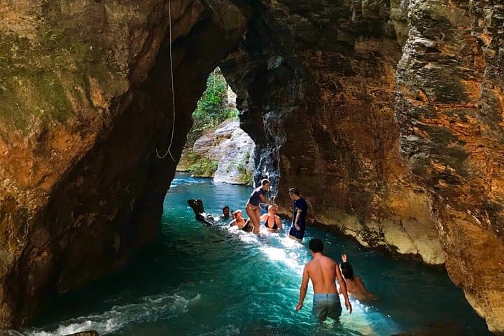 Magic caves to swim on the way to discover the Leona warterfall