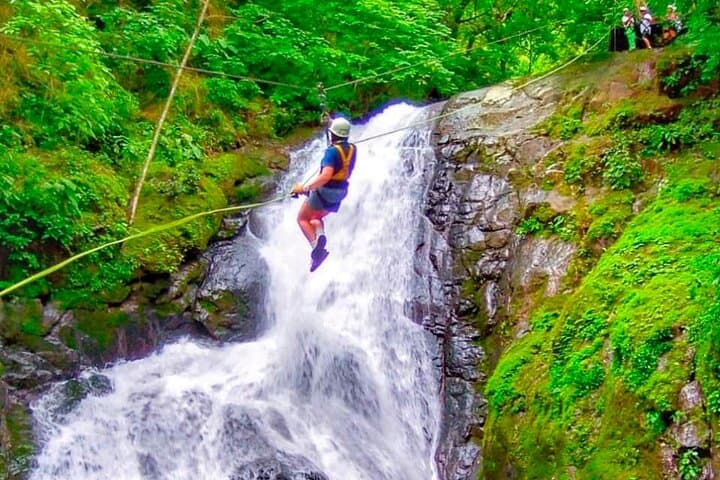 11 Waterfall zip line Rappel 2