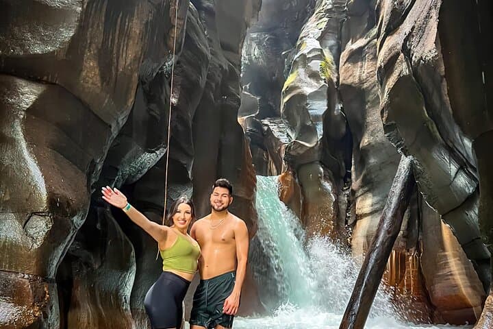 Private Tour to Cathedral Waterfall, Hotspring & Lunch