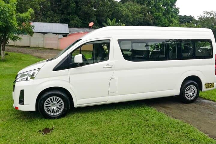 9 passengers minivan