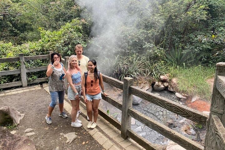 "Discover the Pailas sector in Rincón de la Vieja: volcanic trails, hot springs and the impressive La Oropéndola waterfall on a unique tour while enjoying the biodiversity."