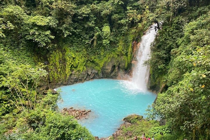 “Discover Río Celeste: hiking, waterfall and the impressive dye houses.”