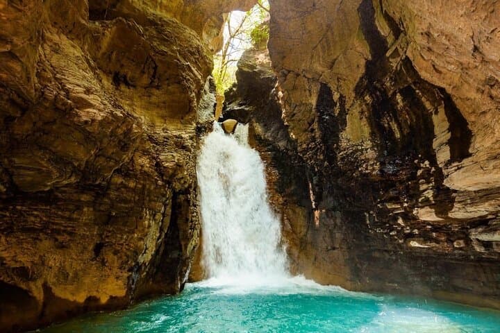 La Leone Falls Guided Private Tour with Lunch and Tubing