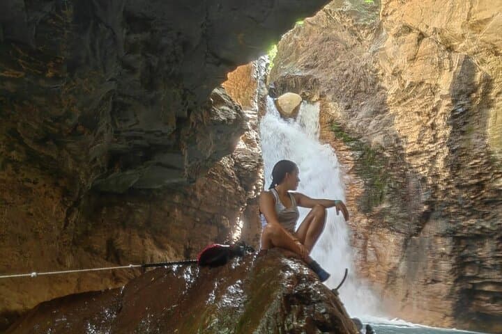 La Leona Waterfall – A breathtaking spot inside its caves, the perfect place for an unforgettable photo.
