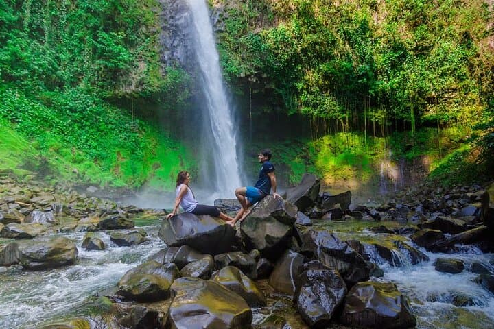 La Fortuna Waterfall Guided Hike, Incl Lunch at La Finquita Farm