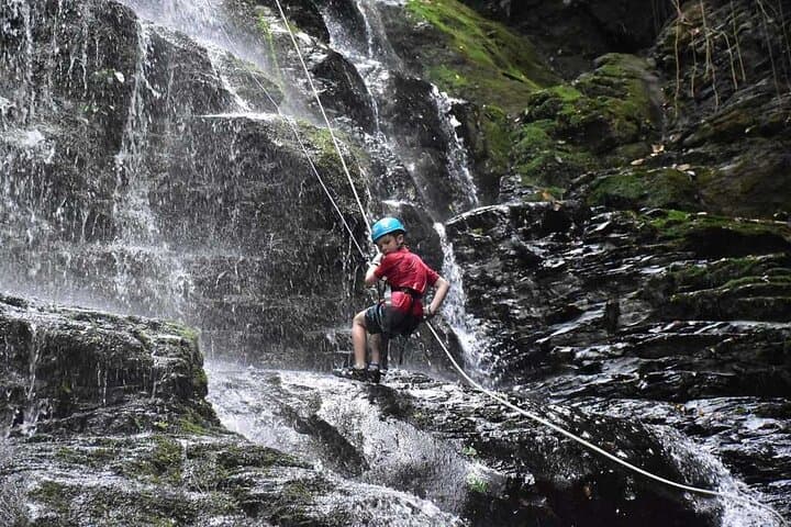⦿ 5 Rappels, 3 de los cuales descienden por cascadas.
⦿ Rápeles únicos con dificultades ascendentes, brindando una experiencia de adrenalina más equilibrada.
⦿ 2 tirolesas rodeadas de exuberante selva