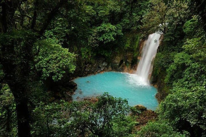 La Fortuna: Rio Celeste Waterfall, Tubing & Lunch Tour