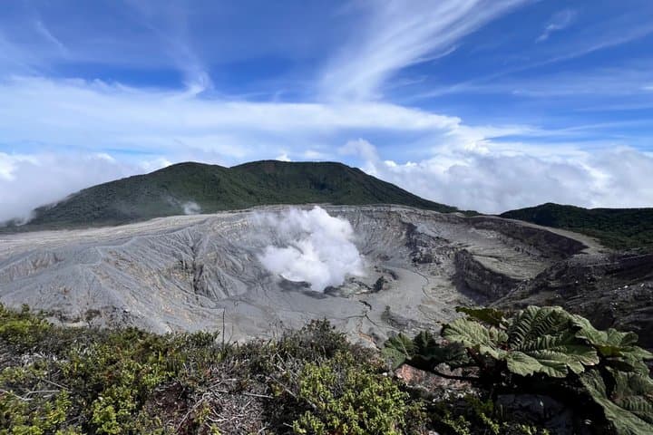 One of Costa Rica’s most impressive active volcanoes, located about 2,700 meters (8,858 ft) above sea level.
Poás features one of the largest active craters in the world.